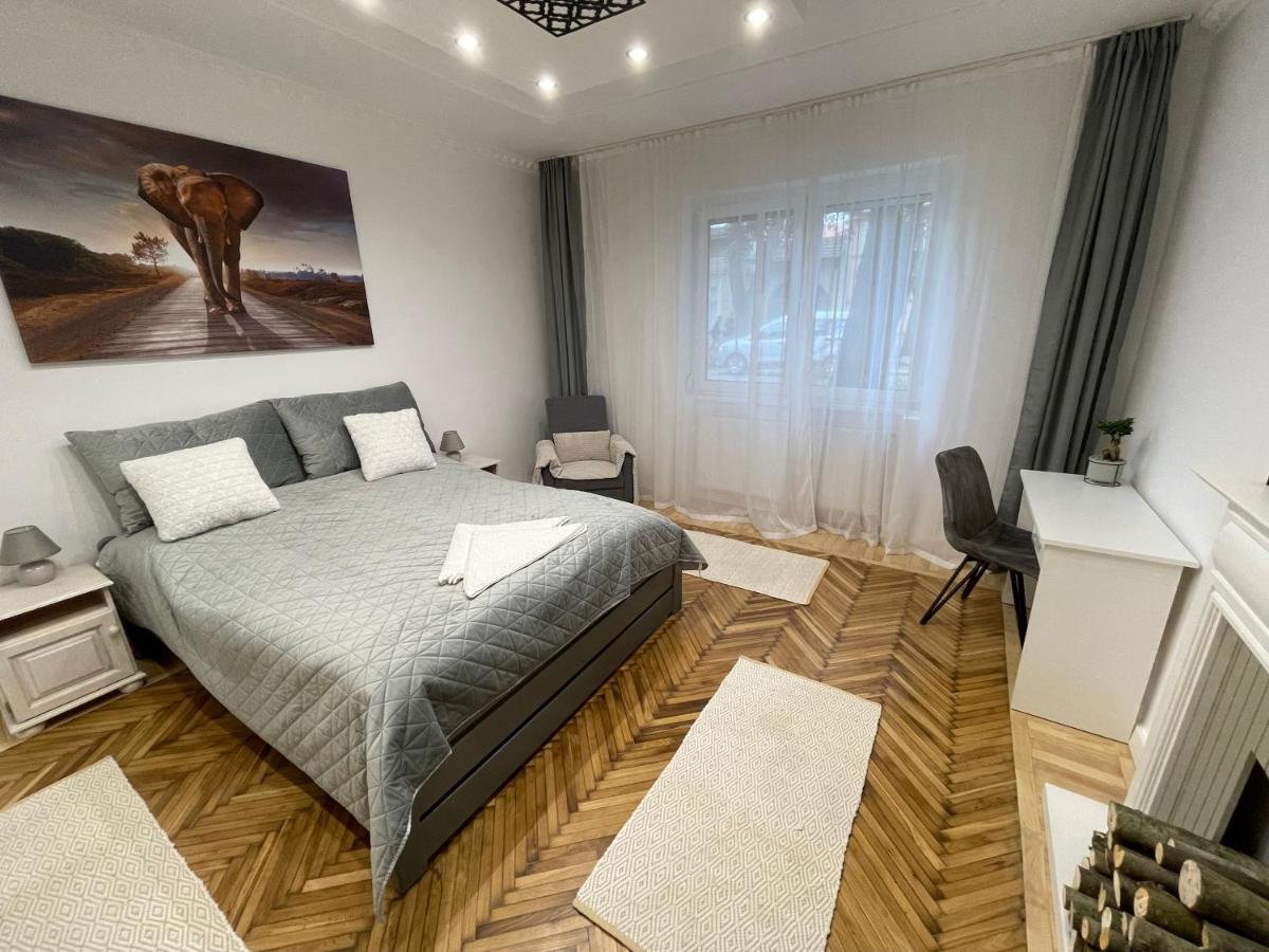 Season One Apartman Szeged Bagian luar foto