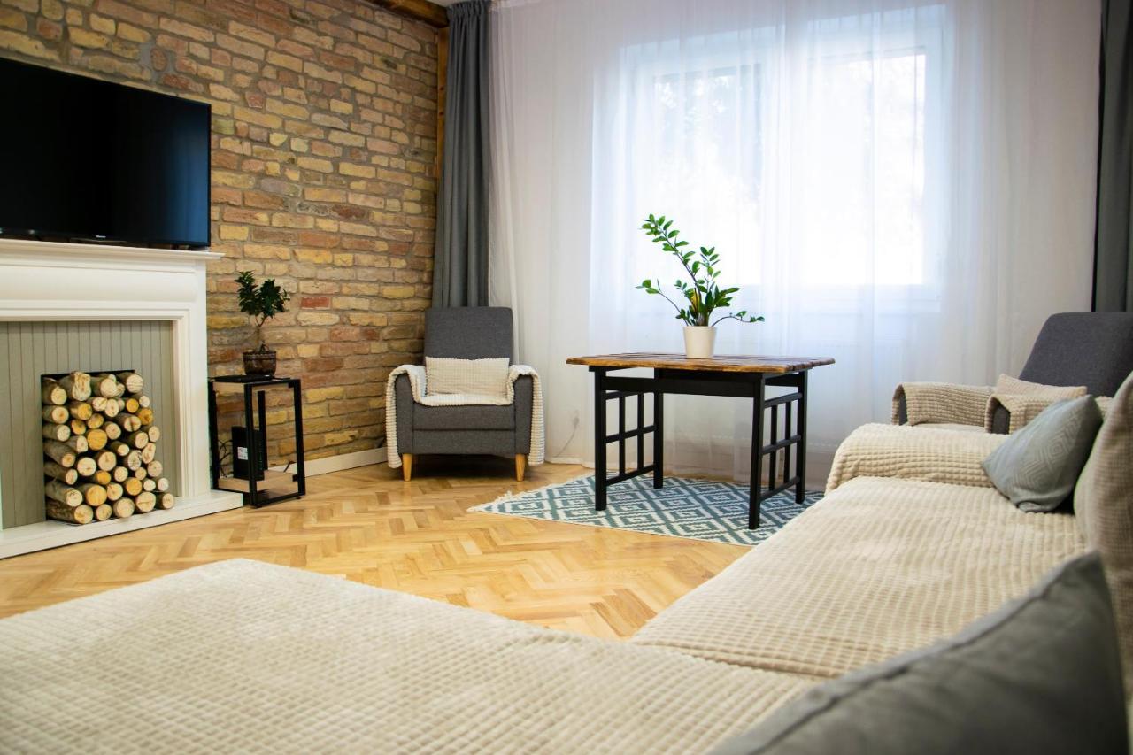 Season One Apartman Szeged Bagian luar foto