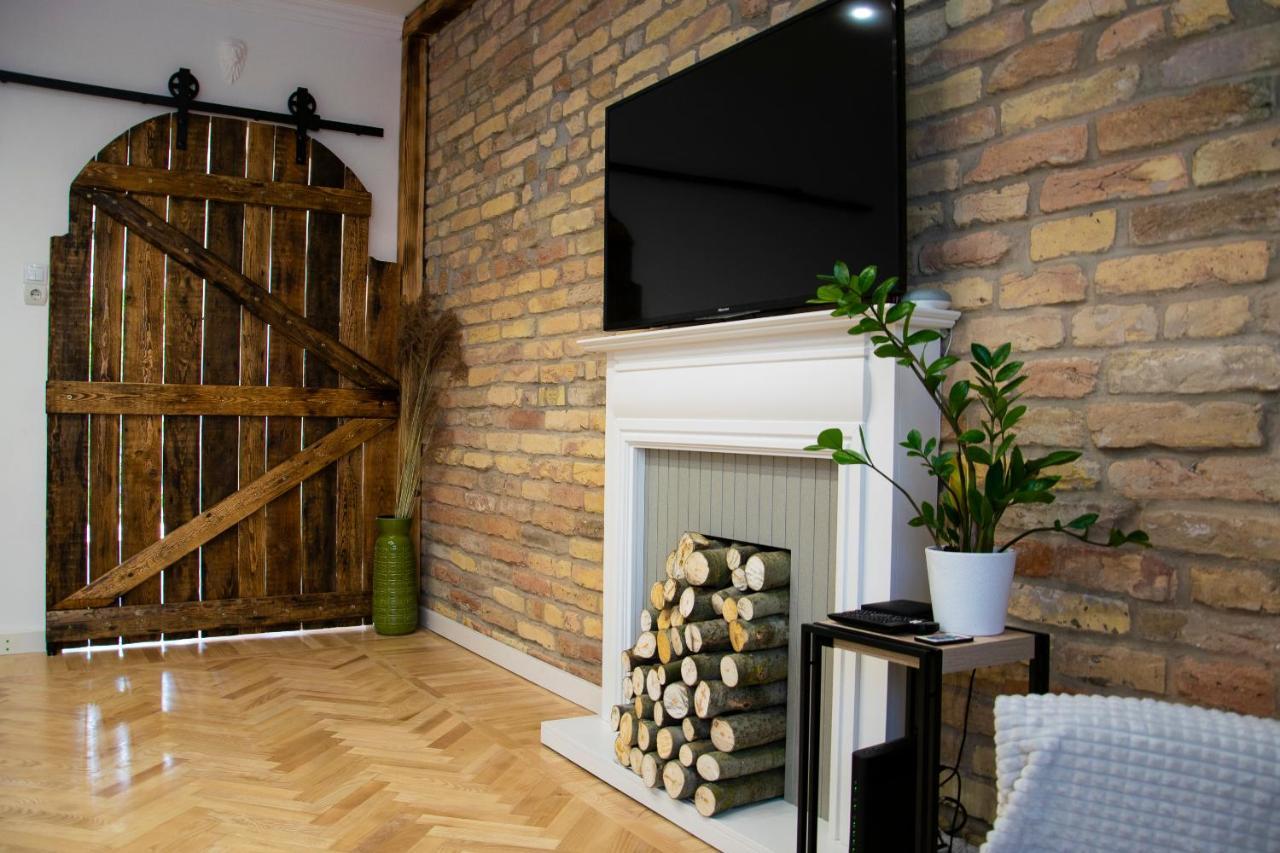 Season One Apartman Szeged Bagian luar foto