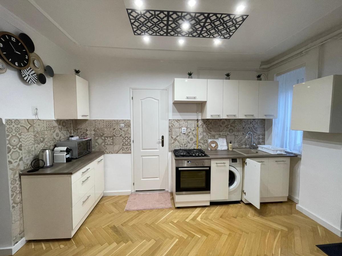 Season One Apartman Szeged Bagian luar foto